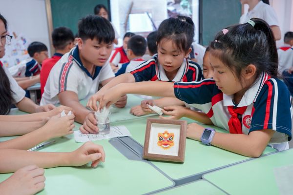 同学们迫不及待触摸通草纸感受其材质特性