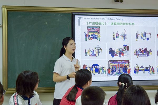 大学生志愿者向学生讲解通草画的历史