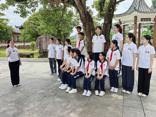 师生在萝卜坝广场红军雕像前听红军故事,唱红色歌曲,感悟长征精神