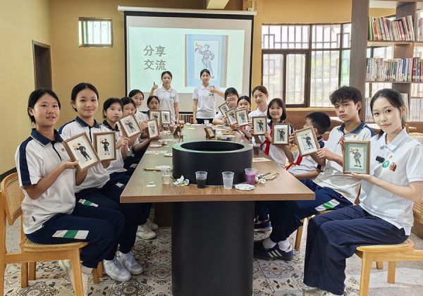 学生在红色书屋共绘红军形象