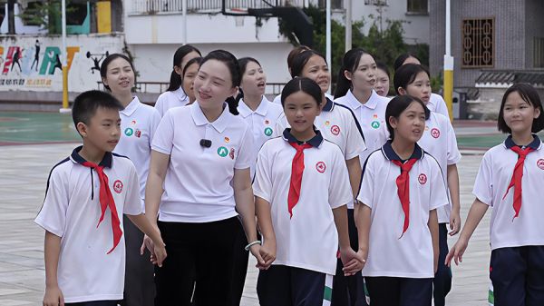 研学导师在萝卜坝广场红军吹喇叭雕塑前,为学生讲述人民军队与群众鱼水情深的故事