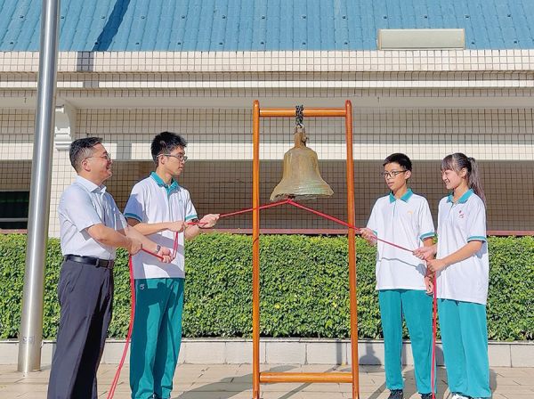 校长与学生代表共同鸣钟启学