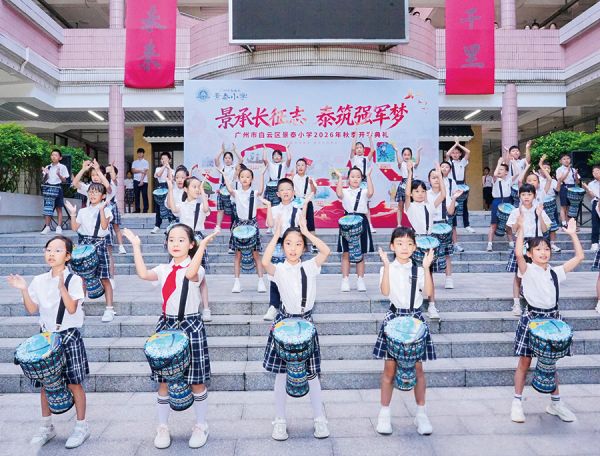 快闪展演点燃新学期的热烈氛围