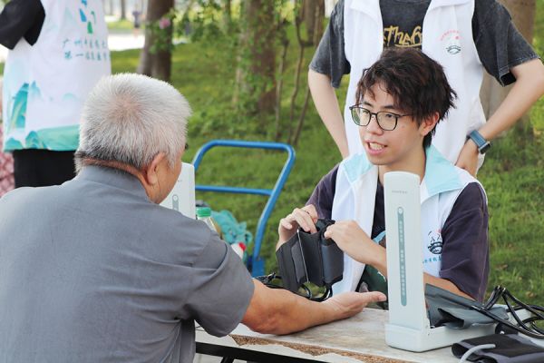 医学生为乡村长者体检 广州中医药大学 周思颖/摄