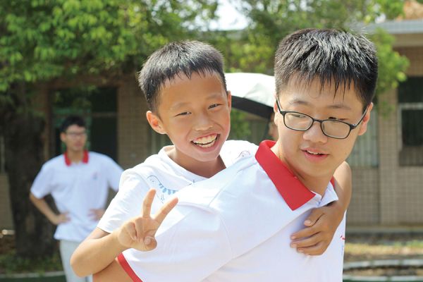 与当地青少年打成一片 广东财经大学 潘泽敏/摄