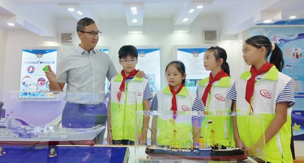 校长向小记者介绍致远舰的历史