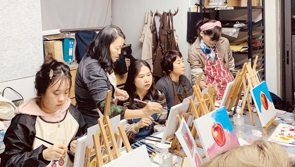 青年在青年夜校中学习艺术创作