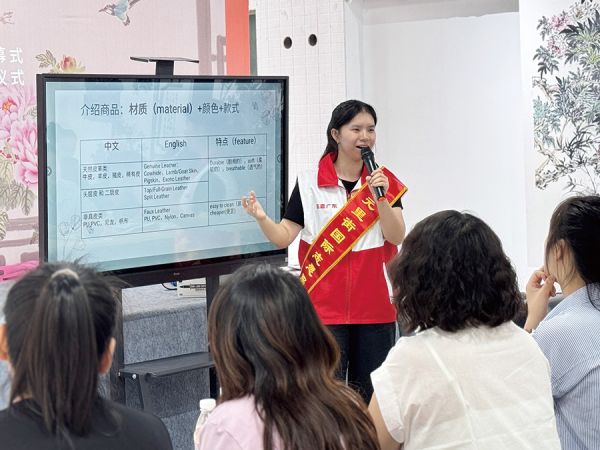 志愿者给商户开展外贸口语培训
