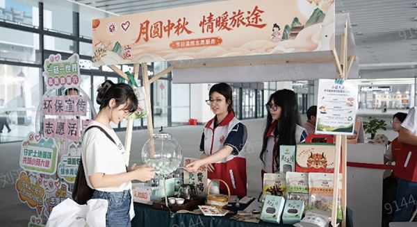 特色集市吸引青年踊跃体验