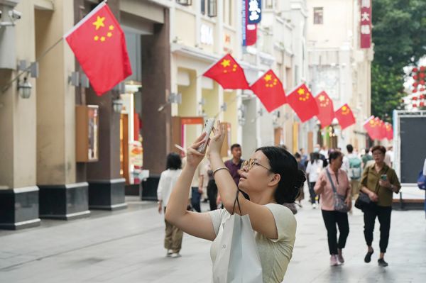 青年游客走街串巷拍摄“中国红” 罗东然/摄
