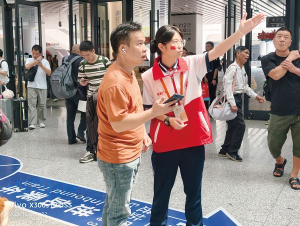 广州白云站学生志愿者坚守一线温暖旅客出行路