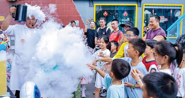 主题科学实验秀带领青少年探寻科学奥秘