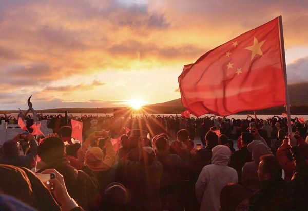 10月1日,人们在我国陆地最东端的黑龙江省抚远市迎接朝阳。 新华社发