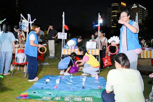 集市活动吸引青少年互动体验