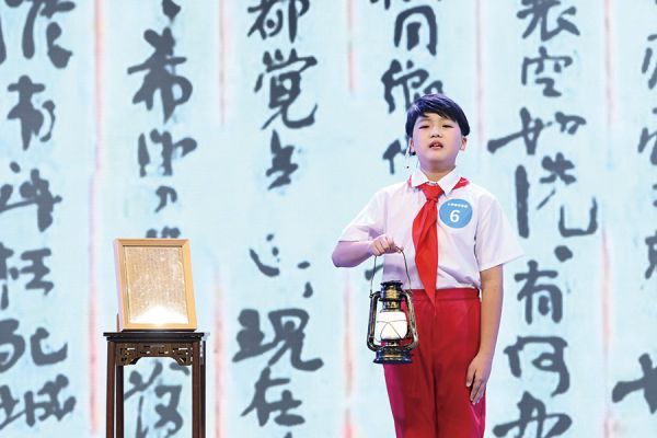 红领巾讲解员讲述谭作舟烈士的绝笔家书