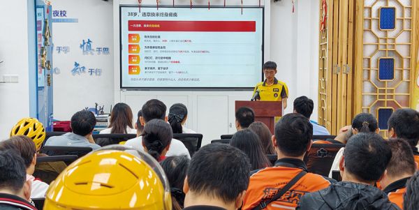 骑手青年代表宣讲微团课