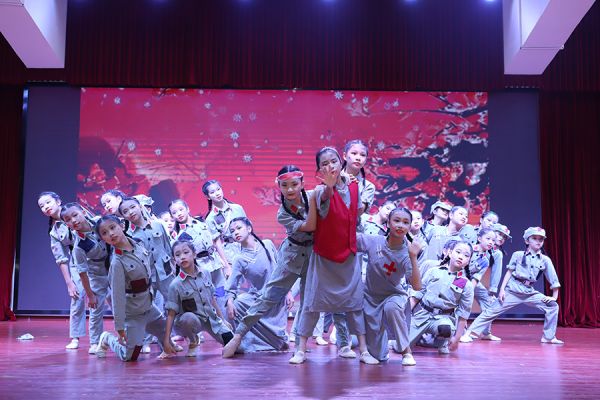 情景剧演绎先烈的忠诚无畏的动人故事