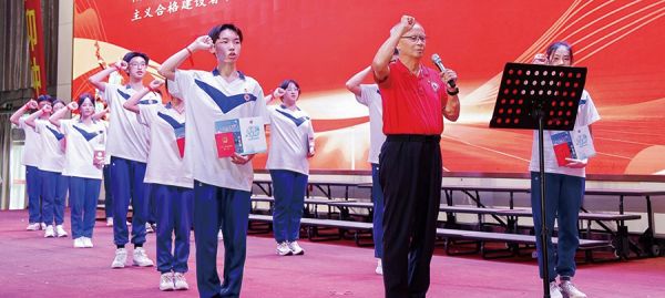 广东省最美志愿者甘永乐带领同学们庄严宣誓