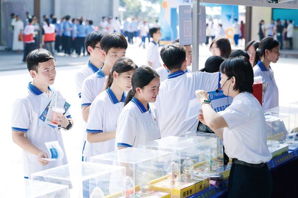 18岁青年现场学习禁毒知识