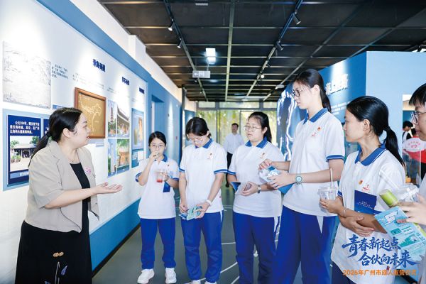 18岁青年走进粤港澳大湾区(广东)青少年国情研习体验馆学习