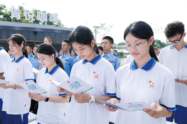 18岁青年代表们领取了《青春手册》,内含广州市市长亲笔签名的《成人证书》