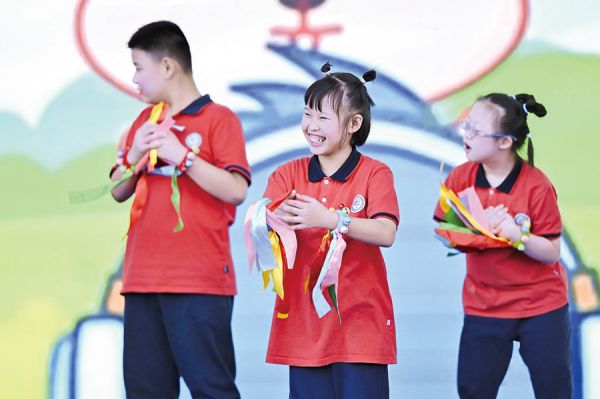 孩子们在舞台上共享欢乐时光