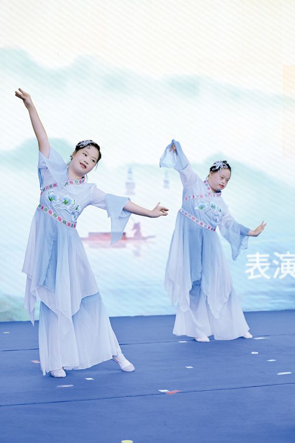 特殊孩子翩跹起舞