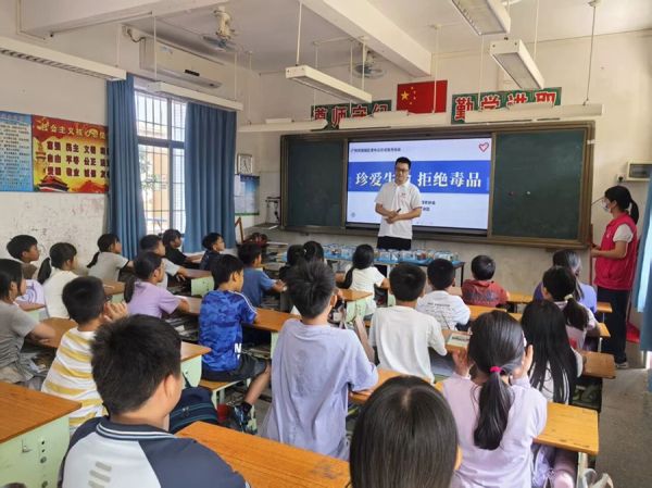 为同学们讲解毒品的危害
